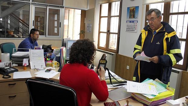 Juan entrega una carta certificada en el Ayuntamiento de Mascaraque