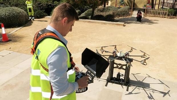 Demostración con un dron utilizado para atajar las plagas de mosquito tigre en Alicante.