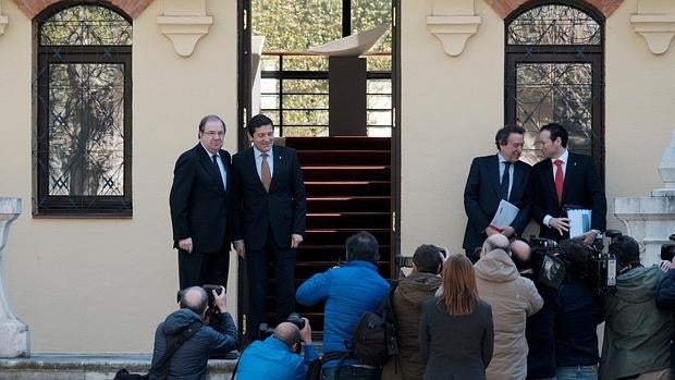 Juan Vicente Herrera y Javier Fernández son fotografiados ante la sede de Presidencia de la Junta