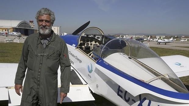 El comandante Miguel Ángel Gordillo, el lunes, a la llegada del vuelo RV8 a Cuatro Vientos