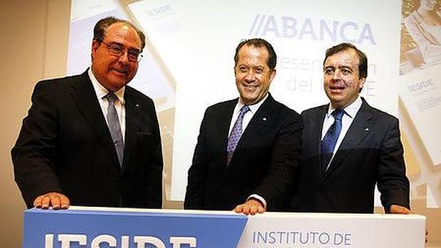 Miguel Ángel Escotet, Juan Carlos Escotet y Francisco Botas, ayer durante la presentación del IESIDE