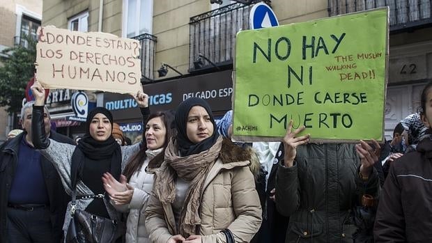 Protesta por el cierre del cementerio de Griñón a finales de 2014; luego fue reabierto pero se ha quedado pequeño