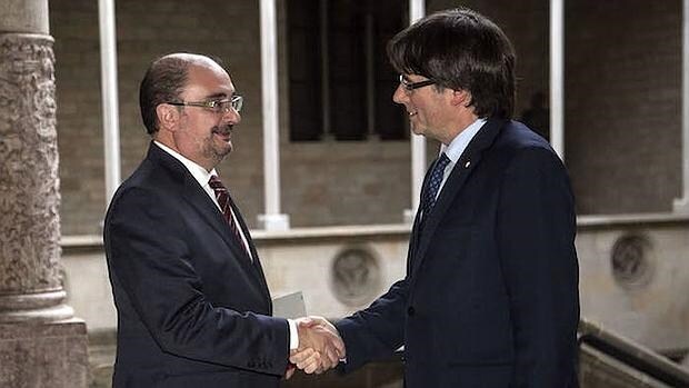 El presidente aragonés Javier Lambán (PSOE) y su homólogo catalán, Carles Puigdemont, en la reunión que mantuvieron hace dos meses en Barcelona