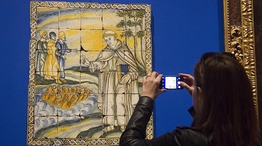 Una de las tres piezas llegadas de Portugal es además el primer azulejo que se puede contemplar en una exposición de las Edades del Hombre. Procedente del Museo de Santo Antonio ubicado en Lisboa, el azulejo muestra a San Antonio de Padua predicando a los peces.