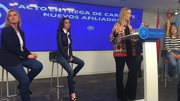 Cifuentes entrega un centenar de carnés a nuevos afiliados