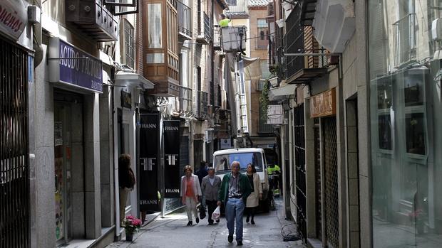 Los operarios municipales colocan los toldos en las calles del Casco