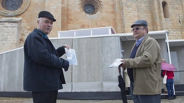 Los dos sacerdotes portugueses antes de entrar a la exposición