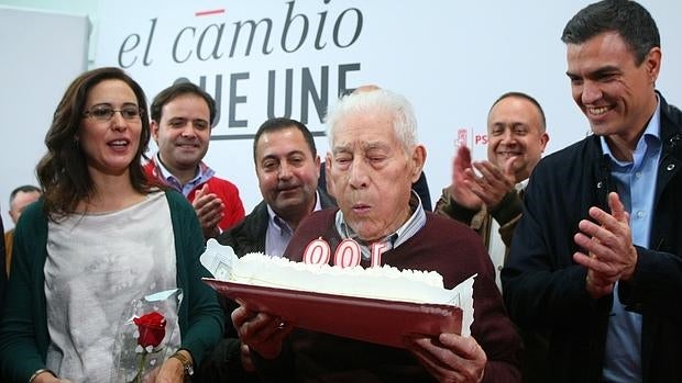 El secretario general de el PSOE, Pedro Sánchez, junto al militante Antonio Fernández, que recientemente cumplió 100 años