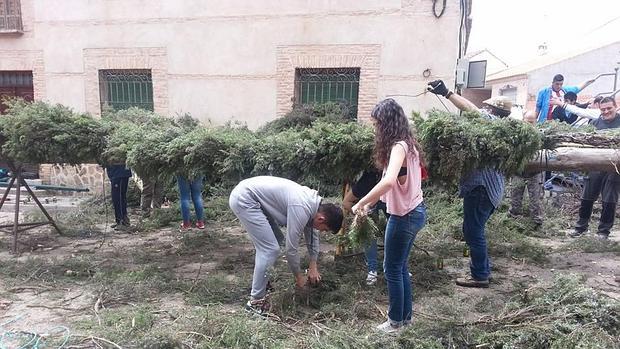 Los quintos han trabajado este viernes en el montaje de la Cruz