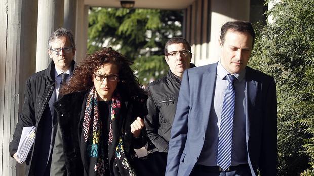 González-Criado y Félix Rubial (atrás, derecha) a su llegada al juzgado