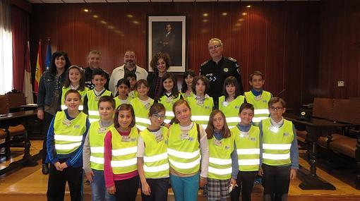 Los alumnos participantes con los responsables del Ayuntamiento y la Policía Local