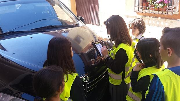 Un grupo de escolares tramita una denuncia a un coche mal aparcado