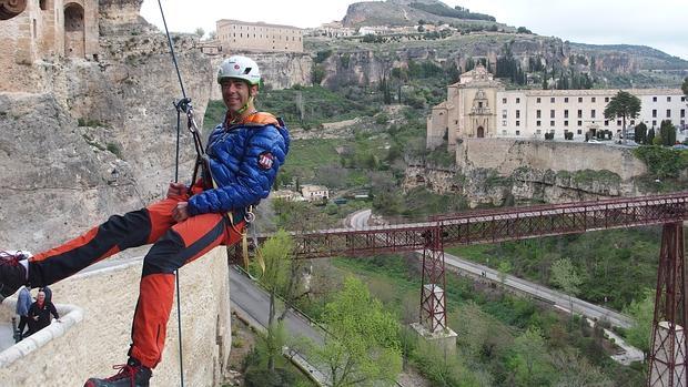 Pedro Cifuentes «colgado» de las Casas Colgadas