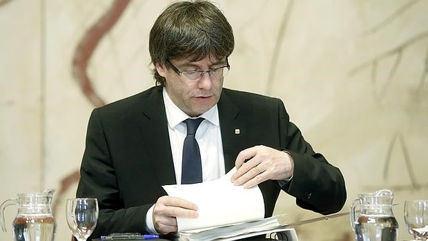 El presidente de la Generalitat, Carles Puigdemont, durante la reunión semanal del gobierno catalán