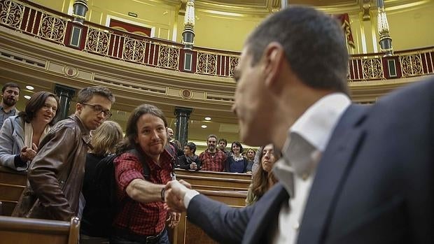 Pablo Iglesias da la mano a Pedro Sánchez ayer en el congreso, al finalizar el último pleno de la Legislatura