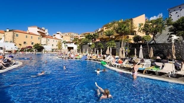 Una piscina de hotel en Costa Adeje (Tenerife)