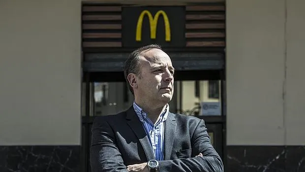 Imagen de Luis Cañizares tomada frente a un establecimiento de McDonalds