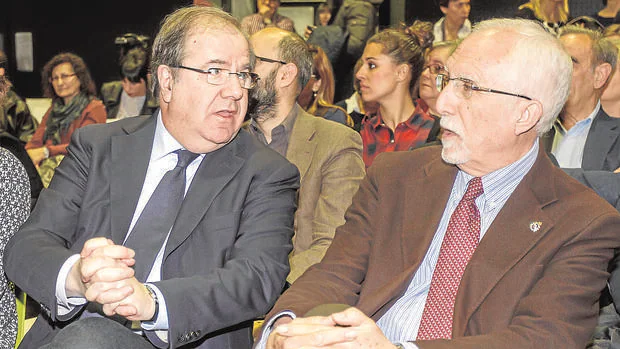 Juan Vicente Herrera y el escritor Luis Mateo Díez, durante la presentación del plan ayer en Burgos