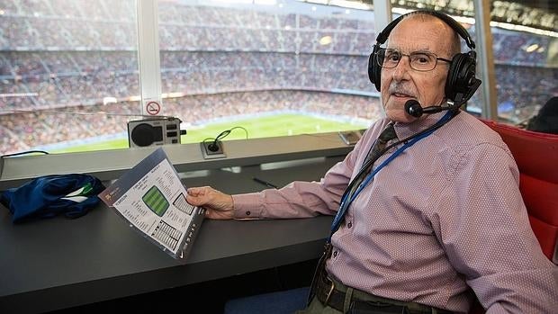 Manel Vich, en su cabina en el Camp Nou