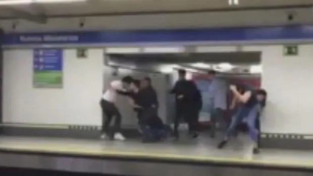 Captura del vídeo donde se ve a los implicados en la reyerta en el Metro de Nuevos Ministerios
