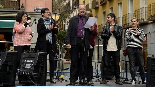 El actor Pedro Miguel Martínez, junto con Jorge García Castaño y Lucía Lois, en la lectura del pregón