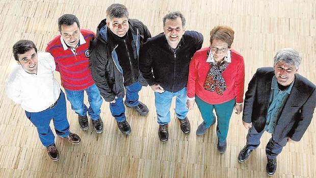 De izquierda a derecha, los socios de Oncostellae, una de las cuatro empresas de Neogalfarma: José Manuel Santamaría, José Brea, Juan Camacho, Guido Kurz, Maribel Cadavid y Julio Castro. Mabel Loza completa el equipo