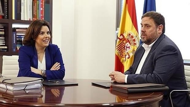 La vicepresidenta del Gobierno, Soraya Sáenz de Santamaría y el líder de ERC, Oriol Junqueras