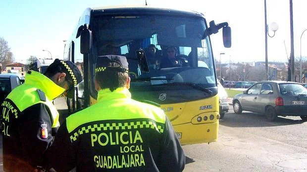 En la imagen, de 2010, los polícias locales ponen una multa a un autobús de la Junta