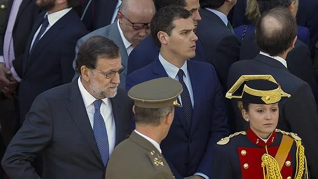 Marinao Rajoy, junto a Albert Rivera, en los actos del 2 de mayo en la sede de la Comunidad de Madrid