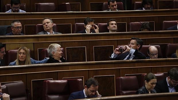 Los diputados se hacen fotos en el último pleno de la legislatura