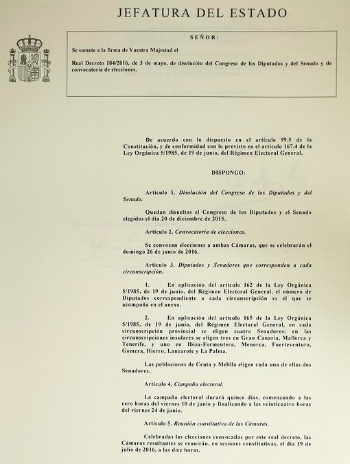 El Rey firma el decreto de convocatoria de elecciones