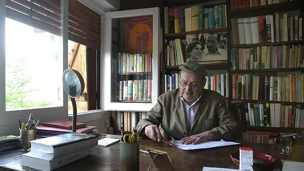 Miguel Delibes, en su despacho de su refugio veraniego en Sedano