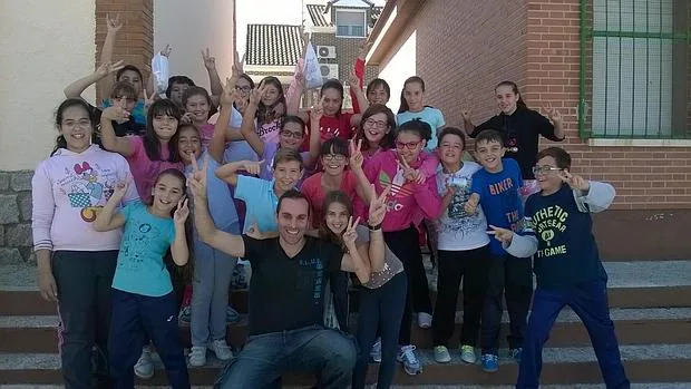Los 24 alumnos de sexto de Primaria del colegio «San José» posan con su profesor José Antonio Pérez