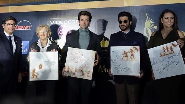 Los actores Sinashi Sinha, Hrithik Roshan y Anil Kapoor, junto a Manuela Carmena y representantes del festival IFFA