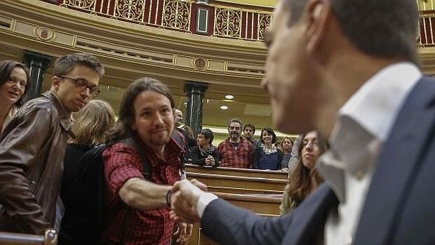 El secretario general del PSOE, Pedro Sánchez (d), y el líder de Podemos, Pablo Iglesias, se estrechan la mano