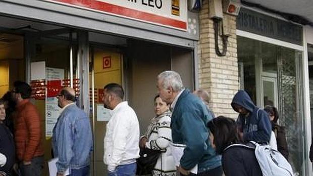 El número total de desempleados se sitúa en el cuarto mes del año en 228.153