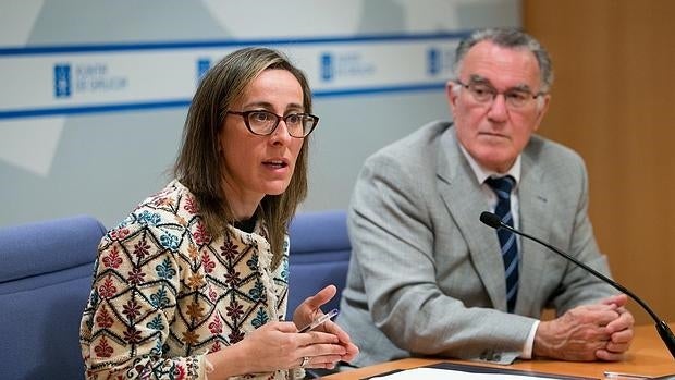 La conselleira de Infraestructuras, Ethel Vázquez, junto al presidente de la Fegamp, Alfredo García