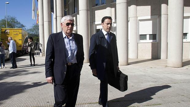 Nené Barral, junto a su abogado, a la salida del Juzgado de lo penal de Pontevedra