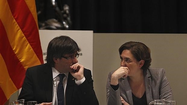 La alcaldesa de Barcelona, Ada Colau, junto al presidente de la Generalitat, Carles Puigdemont