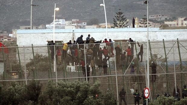 Imagen de 2014 de varios inmigrantes encaramados a la valla de Melilla