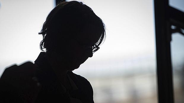 Una mujer consulta su teléfono móvil en una imagen de archivo