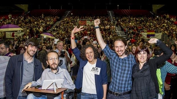 Iglesias y Echenique, junto a miemros de Podemos Euskadi, antes del acto