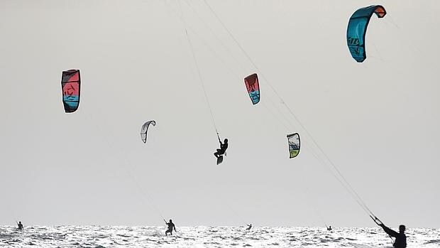 Deportistas practicando Kitesurf en el Mediterráneo