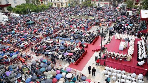 Vista de la solemne Missa d'Infants en la plaza de la Virgen