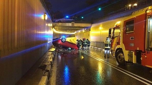 Localizados los ocupantes que huyeron del coche que cayó al túnel de Reina Cristina