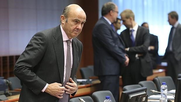 De Guindos defiende seguir reduciendo el déficit «a un ritmo adecuado» frente a las palabras de Margallo