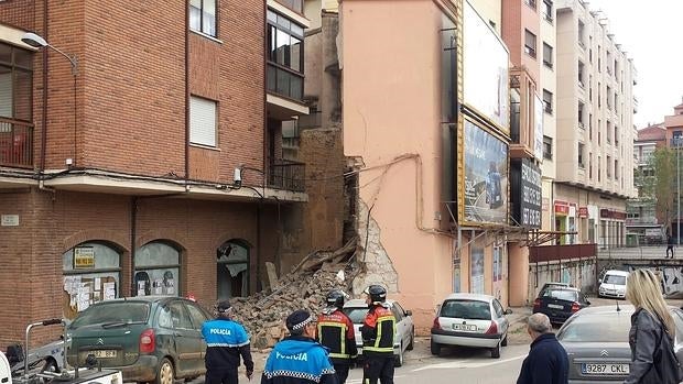 El edificio, situado en la plaza de la Puentica, viene acompañado de cierta polémica