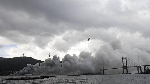 Vista de la intensa cortina de humo que cubrió el puente de Rande (AP-9)