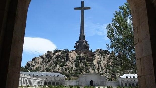 La cruz que encumbra el complejo del Valle de los Caídos, en El Escorial