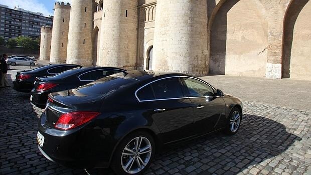 Coches oficiales aparcados a las puertas del zaragozano Palacio de la Aljafería